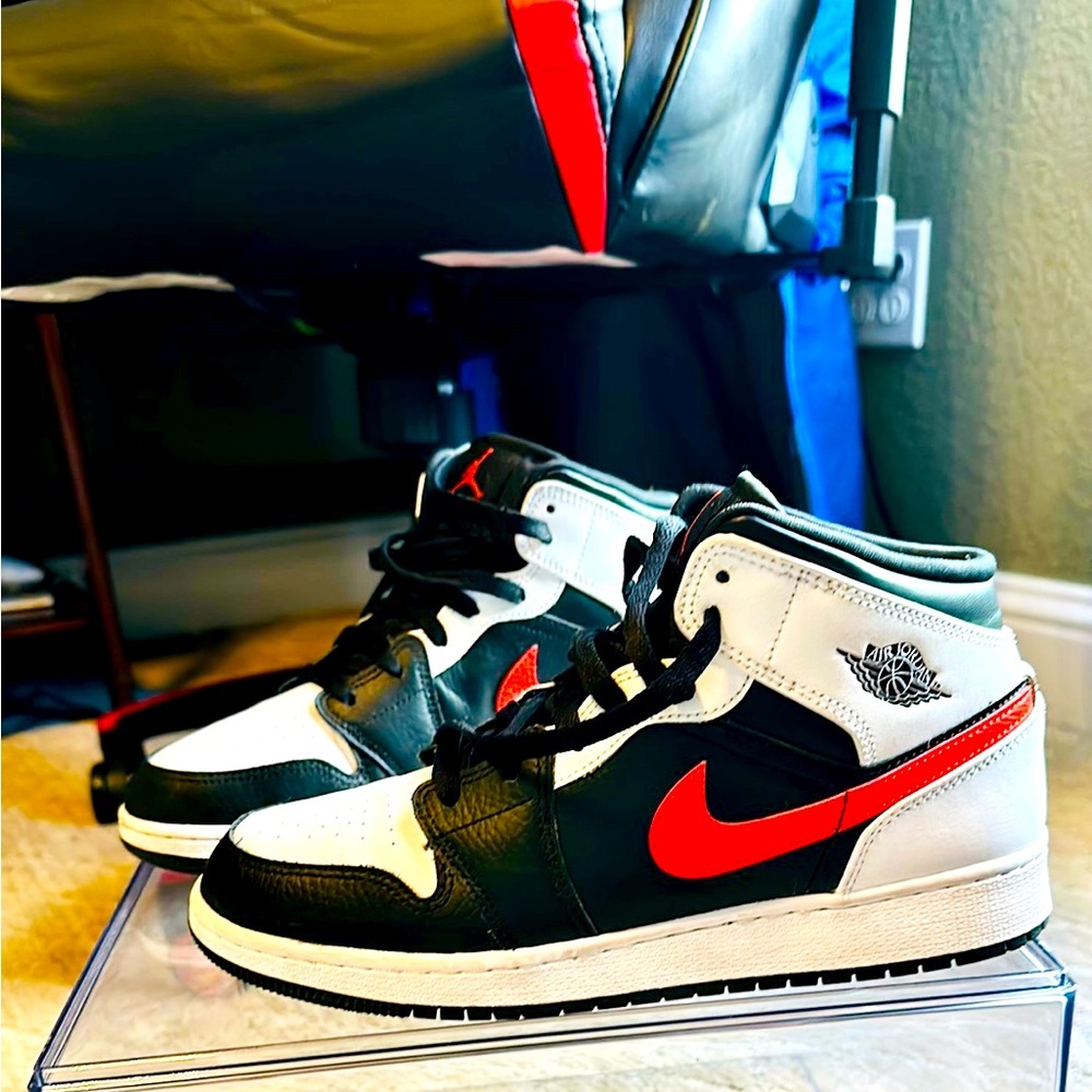 Jordan 1 mid chile red. Size 7Y US mens